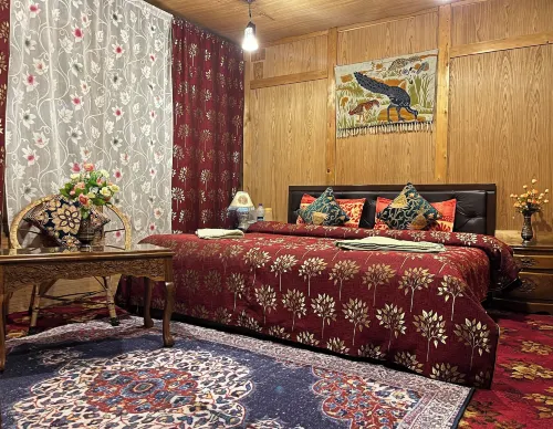 Shabrose Heritage Houseboats