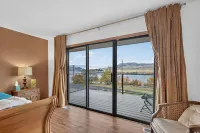 5Br Snake River View Retreat, Hot Tub, Sleeps 13, Steps to River Path.