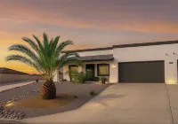 Private Villa & Enclosed Hot Tub Room • Boat & RV Parking • Near Lake & Bridge