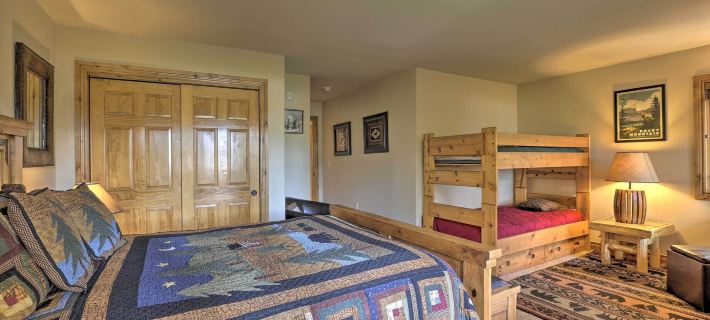 7 Mi to Copper Mtn: Condo w/ Deck & Stunning Views Hotels in Frisco