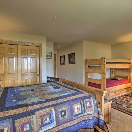 7 Mi to Copper Mtn: Condo w/ Deck & Stunning Views