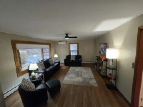 Charming 4-bedroom home with AC and WiFi close to downtown historic Honesdale 洪斯代爾酒店