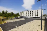 B&B HOTEL Carcassonne Rocadest La Cité - Parkplatz