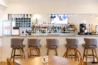 Red Jacket Beach Resort - bar