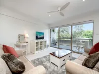 Spacious 2-Bed Apartment Near Dining & Attractions - Condos