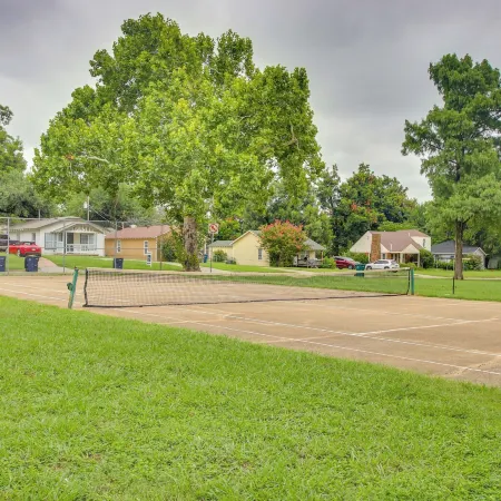 Convenient OKC Apartment: 4 Mi to Dtwn! Отели рядом с достопримечательностью «Торговый центр "Олд Шепард"»