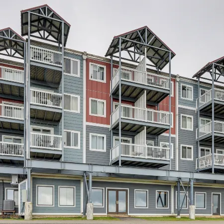 Snowshoe Condo w/ Mtn Views, Walk to Ski Lift