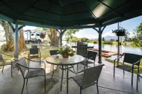 Riverfront Resort Cabin ~ 21 Mi to Crater Lake!