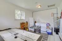 South Haven Farmhouse w/ Fire Pit, 4 Mi to Beach! - واي فاي