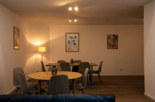 Moderne Stadt Zimmer mit eigenem Bad