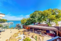 Hot Tub & Views: Luxe Lake Bridgeport Retreat - 3 tähden