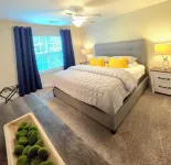 Cozy King Suite / Smart TVs / Self Check-in / Free Parking & Wi-Fi