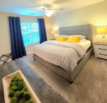 Cozy King Suite / Smart TVs / Self Check-in / Free Parking & Wi-Fi