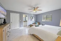 Exclusive Jan–May Special  Naples Pool Home Walk to Beach & Mercato - 2 estrellas