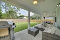 West End Home w/ Yard < 1 Mi to Beach Access! - Parkering