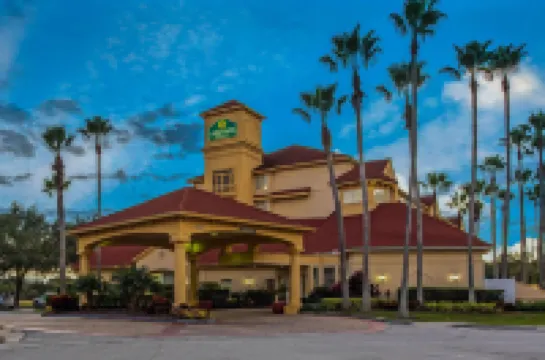 La Quinta Inn & Suites by Wyndham Orlando Airport North Hotels in 
