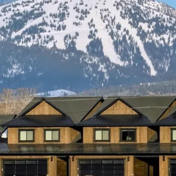 Modern Gem • 2 Kings • Bunks • Hot Tub • Walkable to Driggs • Mountain Views
