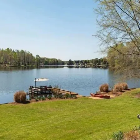 Lake Days Getaway - Lakeside Family Escape Near Hillsborough