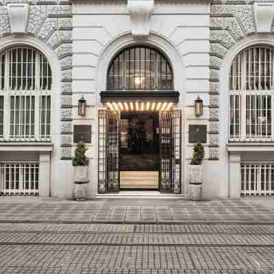 Hotel Capital Hotel Exterior