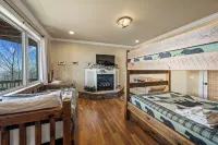 The Treetop Terrace, VIEWS, DECKS, SLEEPS 13