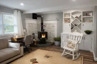 "Cozy Warwick Retreat Fire Pit- Near Wineries-Deck-BBQ-Near Wineries"