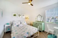 Walk to Canova Beach Park: Couple's Coastal Condo - balcony