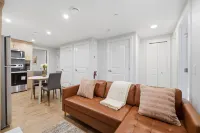 Luxury 2Bedroom Suite with Park Views in Calgary - บังกะโล