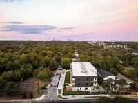Upstay Modern & Pet-Friendly 2Br Home Near SoCo - Lejligheder