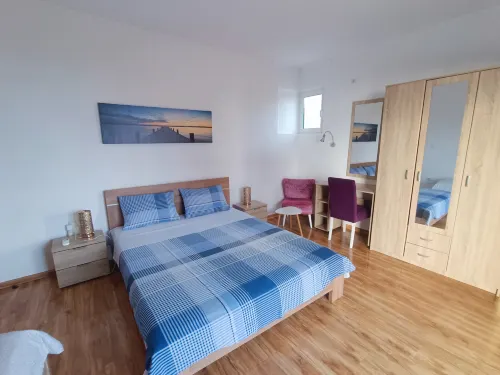 Spacious apartment with sea view - căn hộ