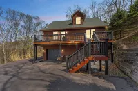 'The Eagles Nest at Alpine' Cabin w/ Fireplace! - 3-Star