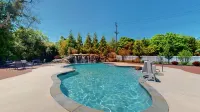 Cape Cottage Inn - Pools