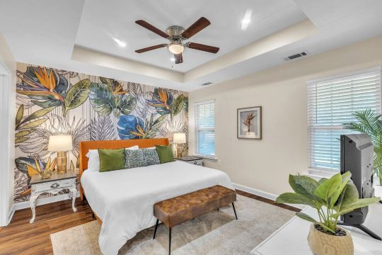 Great Downtown 4BR 8 Beds + Foosball Fun