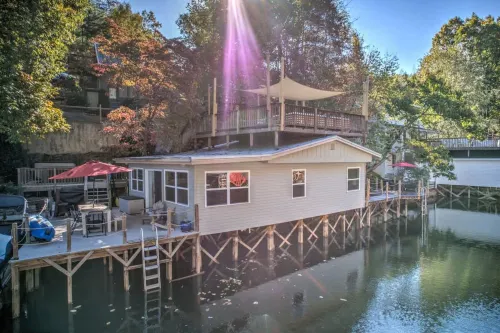 Dog Friendly Cottage on Lake Pontoon Available - 4-Star