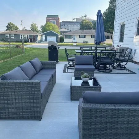 Lisa’s Lambeau Leap! 1 Block to Lambeau! 4 Stall Parking, Patio & Party Garage