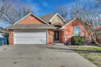 4 Mi to Bricktown Excitement! Group Escape w/ Yard - Homestay