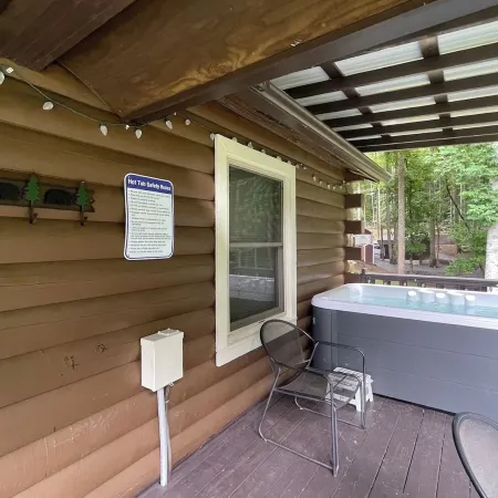 Hillside: Cosby 'Cozy Cove' Cabin w/ Hot Tub