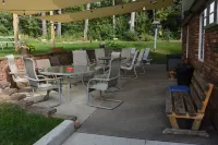 Campus Inn Baraboo - bar