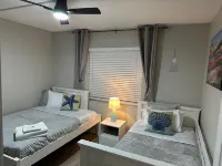 5 Min>Beach Remodeled 2 bed 2 Bath Condo With Pool and Grill and King bed! - Homestays