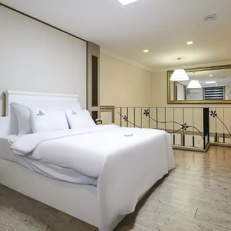Lounz Stay Hotel Hwasoon