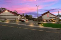 克利夫蘭獨立城紅頂酒店 - 停車場