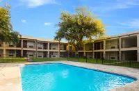 Red Roof Inn Temple - مسبح