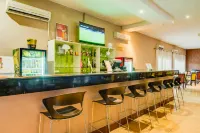 Kadoma Hotel & Conference Centre - С баром