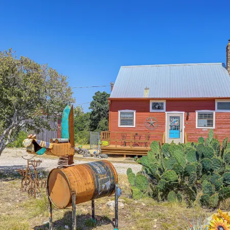 Pet-Friendly Fredericksburg Cabin w/ Hot Tub!