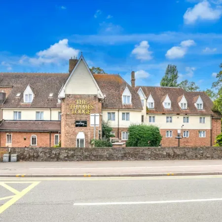 Sunday London Staines-upon-Thames Heathrow T5 Отели в г. Стейнес
