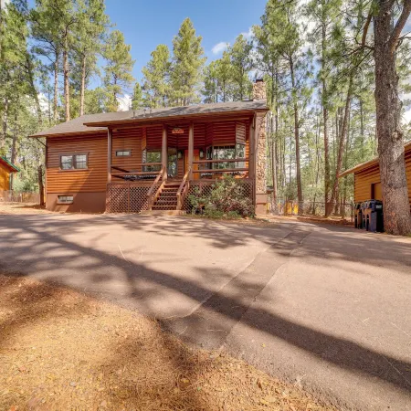 Deck, Games & Fire Pit: Modern Pine Cabin! Hotéis em Pine