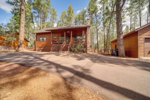 Deck, Games & Fire Pit: Modern Pine Cabin! - Alojamientos