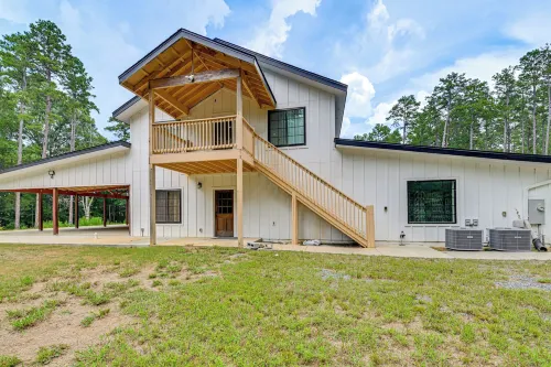 17-acre Midland Escape: Pool Table & Private Yard - 4-Star