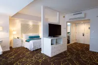 The Roslyn, Tapestry Collection by Hilton Hotels in North Hempstead