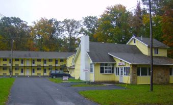 Country Place Inn and Suites White Haven