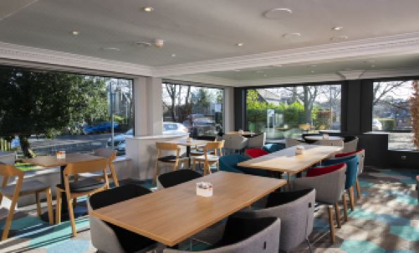 7. 홀리데이 인 익..